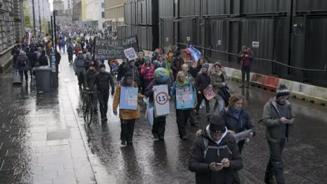 Más-De-250000-Personas-Marchan-En-Protesta-Desde-El-Parque-Kelvingrove-Hasta-Glasgow-Green-Durante-La-Cop26