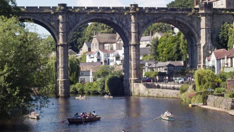 Eisenbahnviadukt-über-Den-Fluss-Nidd-Knaresborough-Yorkshire-Uk,-Zeigt-Menschen-In-Ruderbooten,-Die-Sich-An-Einem-Sonnigen-Tag-Im-Sommer-Amüsieren