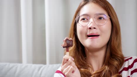 Mujer-Joven-Asiática-En-Vasos-Degustación-De-Helado-De-Chocolate