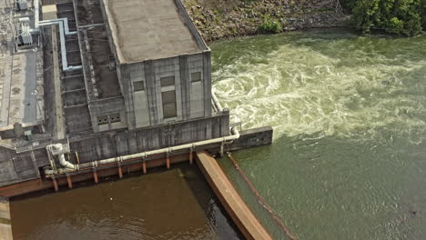 Allatoona-Dam-Georgia-Aerial-V4-Tracking-Aufnahmen-Des-Wasserkraftreservoirs,-Das-Wasser-Durch-Die-Turbinenstruktur-Des-Krafthauses-Freisetzt-Und-Grüne-Erneuerbare-Energie-In-Der-Region-Erzeugt---August-2021
