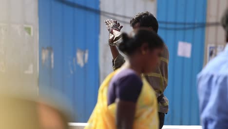 Ein-Tanzender-Straßenkünstler-Auf-Den-Straßen-Von-Chennai-In-Indien
