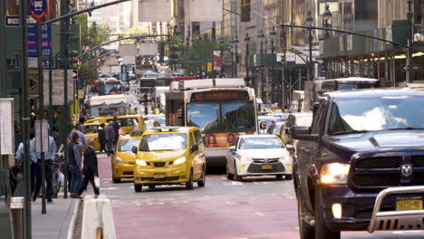 Cars-Move-Along-A-Street-In-Midtown-Manhattan,-NYC,-U