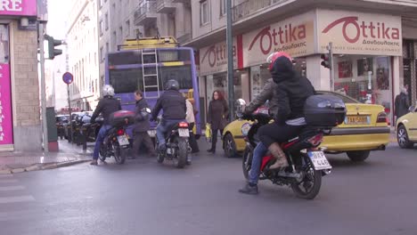 Motorbikes-through-the-traffic-in-the-streets-of-Athens,-Greece