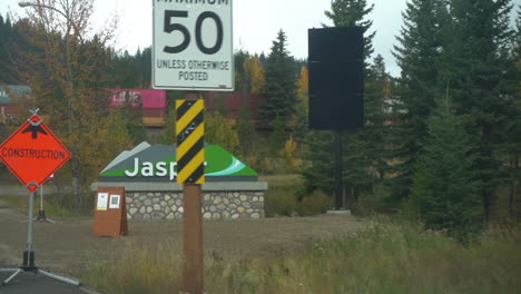 Jaspis-Stadt-Straßenschild,-Alberta,-Kanada.-Fahrersicht