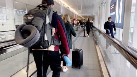 Gente-En-La-Pasarela-Móvil-En-El-Aeropuerto-De-Munich