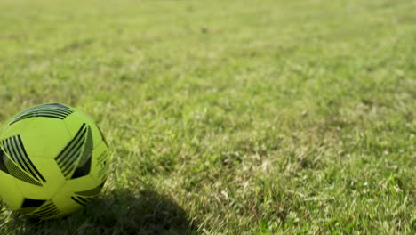 Jugador-De-Fútbol-Muestra-Juego-De-Pies-Y-Regates-Con-El-Balón---Cierre,-Cámara-Lenta