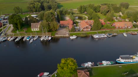 Drohnenkamera,-Die-über-Dem-Jachthafen-Auf-Einer-Landschaft-Im-Dorf-Minge-Schwebt