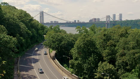 Hudson-Parkway-En-La-Ciudad-De-Nueva-York-Con-El-Puente-George-Washington-En-La-Distancia