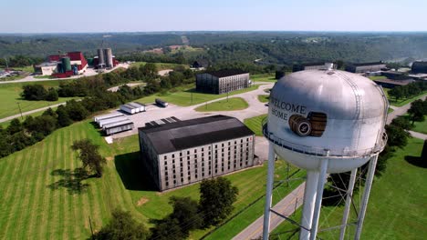 Retirada-De-La-Antena-Del-Depósito-De-Agua-En-La-Destilería-De-Pavo-Salvaje-Cerca-De-Lawrenceburg,-Kentucky