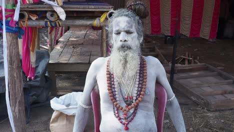 Imagen-De-Retrato-De-Un-Naga-Sadhu-En-El-Campamento-De-Tránsito-De-Ganga-Sagar-En-Kolkata,-Bengala-Occidental,-India