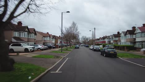 Pov-Conduciendo-A-Lo-Largo-De-Malvern-Avenue-Sobre-Topes-De-Velocidad-En-Grada