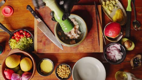 Preparación-De-Ceviche---Vista-Directa-Hacia-Abajo-De-Un-Chef-Profesional-Que-Sazona-El-Plato-Con-Sales-Y-Pimientos,-Concepto-De-Escena-Culinaria