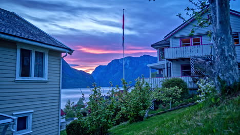 Inländische-Holzhäuser-Mit-Wunderschönem-Fjordblick-In-Aurland,-Norwegen-Nach-Sonnenuntergang---Dunkle-Fliegende-Wolken-Am-Himmel---5k-Zeitraffer