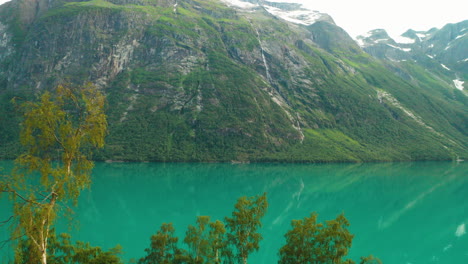 Ruhiges-Blaues-Wasser-Des-Fjords-Mit-Bergen-In-Stryn,-Norwegen