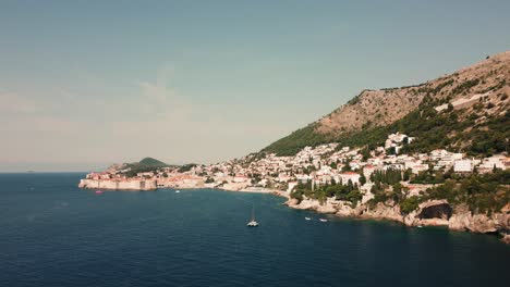 Luftaufnahme-Der-Mittelalterlichen-Stadt-Dubrovnik-An-Der-Adriaküste,-Kroatien