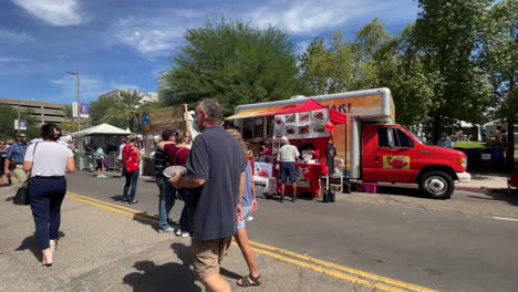 Leute,-Die-Während-Des-Berühmten-Tucson-Meet-Yourself-Festivals-In-Arizona-An-Ethnischen-Imbisswagen-Anstehen