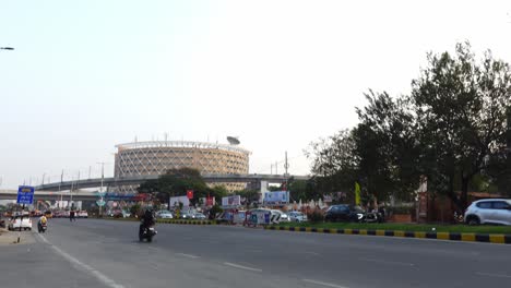 Video-De-Cámara-De-Acción-De-Las-Carreteras-De-La-Ciudad-Con-Diferentes-Vehículos-Como-Tuk-Tuk,-Ciclomotores,-Motocicletas,-Autobuses-En-La-Ciudad-Metropolitana,-Hyderabad,-Telangana,-India