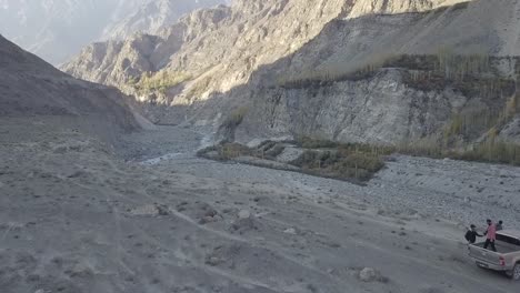 Antenne-über-Kieslandschaft-Mit-4x4-LKW,-Der-Am-Rand-Einer-Klippe-In-Skardu-Geparkt-Ist