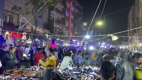 Mercado-Nocturno-De-Zapatos-Al-Aire-Libre-Con-Gente-Abarrotada-En-Una-Ciudad-Urbana