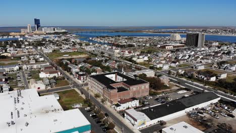 Una-Amplia-Vista-Aérea-Del-Distrito-Turístico-Del-Centro-De-La-Ciudad-Atlántica,-Nueva-Jersey-En-Un-Soleado-Día-De-Otoño