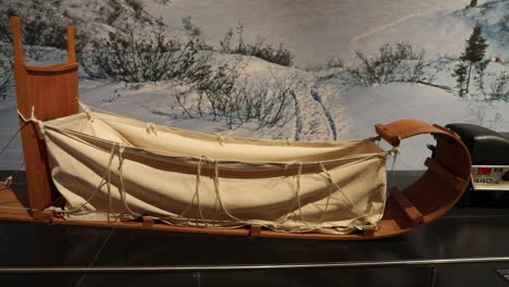 Toma-Panorámica-Del-Trineo-De-Madera-Utilizado-Para-Transportar-Mercancías-En-Exhibición-En-El-Museo-Nacional-De-Escocia