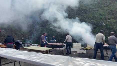 Traditionelle-Dorfbewohner,-Die-Nach-Dem-Beliebten-Schweineschlachtfest-Ein-Tolles-Barbecue-Grillen