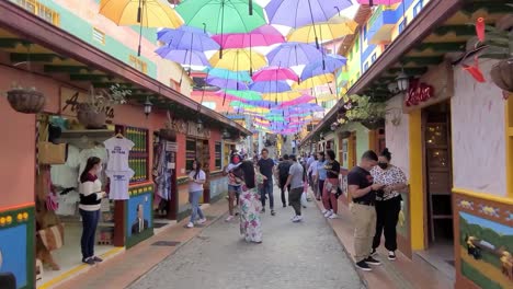 street-of-carrera-29-in-guatap?