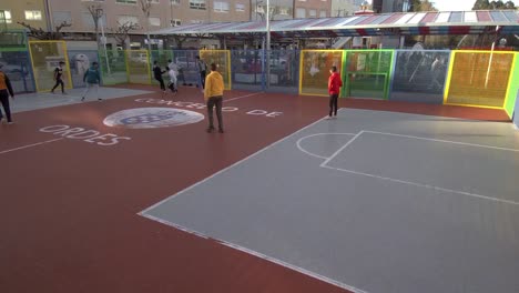 Grupo-De-Muchachos-Jugando-Al-Fútbol-De-Jaula-En-Parque-Urbano-En-Ordes-En-España