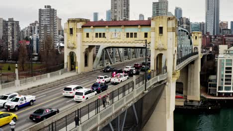 Vehículos-En-El-Puente-De-La-Calle-Burrard-Durante-La-Protesta-Del-Mandato-Antivacunas-2022-En-La-Ciudad-De-Vancouver,-Canadá
