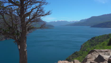 Blick-Von-Einem-Aussichtspunkt-Auf-Den-Lacar-See,-Patagonien,-Argentinien
