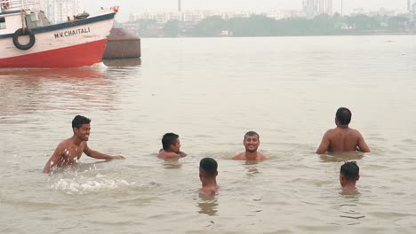 Video-En-Cámara-Lenta-De-Peregrinos-No-Identificados-Que-Toman-Un-Baño-Ritual-En-El-Río-Ganga-Temprano-En-La-Mañana-En-Kolkata