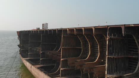 Vista-Interior-Del-Casco-Desmantelado-Del-Barco-En-El-Astillero-De-Gadani-Breakers-En-Pakistán