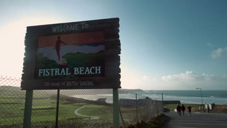 Playa-Fistral-En-Newquay-Cornwall-Entrada-Y-Cartel-De-Bienvenida