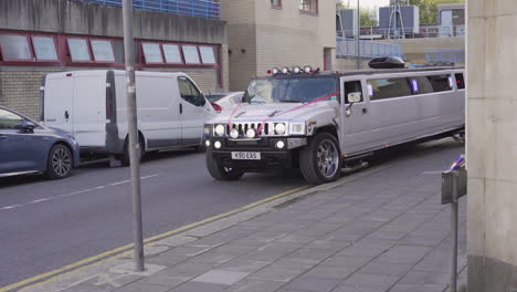 Ästhetische-Weiße-Limousine-In-Schleife-Für-Einen-Bräutigam,-Der-Sich-Auf-Der-Straße-Von-London-Bewegt