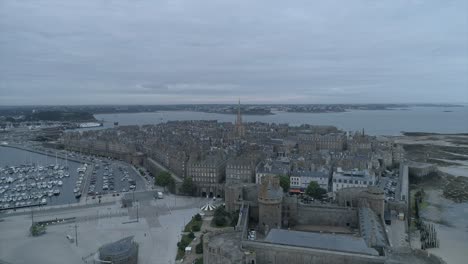 Drone-footage-of-Saint-Malo-in-the-morning-The-sea,-the-city,-the-town-hall-and-the-wall-of-Saint-Malo