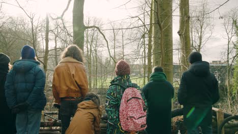 Grupo-De-Espectadores-Viendo-El-Partido-De-Fútbol-Entre-Royale-Union-Saint-gilloise-Y-Anderlecht-De-Dudenpark