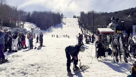 Esquiadores-En-Las-Laderas-De-La-Montaña-De-Esquí-De-Los-Apalaches-Cerca-De-Blowing-Rock-Y-Boone-NC,-North-Caolina