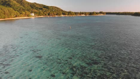 Una-Niña-Navega-En-Kayak-En-El-Paraíso,-Laguna-Muri,-Rarotonga,-Islas-Cook