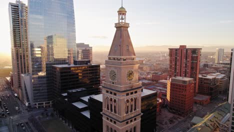 Vista-Aérea-De-Drones-De-La-Torre-Del-Reloj-De-Lannies-En-El-Centro-De-Denver-Colorado-Durante-La-Puesta-De-Sol-De-La-Hora-Dorada