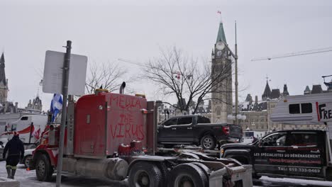 Libertad-Convoy-Camionero-Protesta-2022-Ottawa-Ontario-Canadá-Anti-vax-Anti-máscara-Covid-19-Mandatos-Camiones-Frente-A-La-Colina-Del-Parlamento