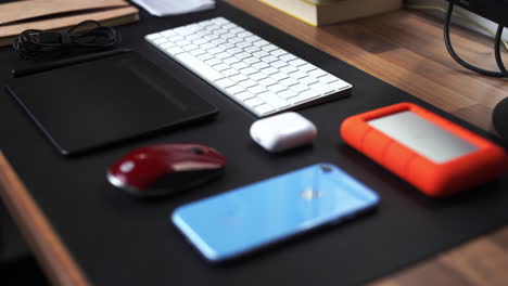 Modern-entrepreneur-work-tools-organized-on-desk
