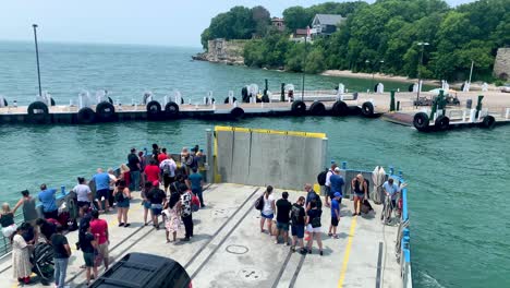 Miller-Ferry-Atraca-En-Un-Muelle-De-Horno-De-Cal-En-Poner-En-Bahía-Con-Pasajeros-Y-Vehículos