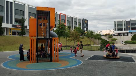 Parque-Infantil-Moderno-Al-Aire-Libre-En-El-Parque-Público