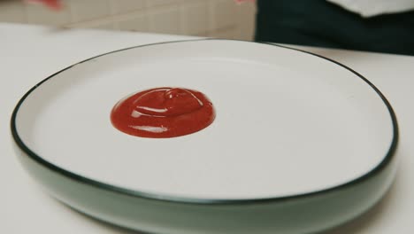 Köstlichen-Roten-Ketchup-Auf-Einen-Großen-Teller-Legen