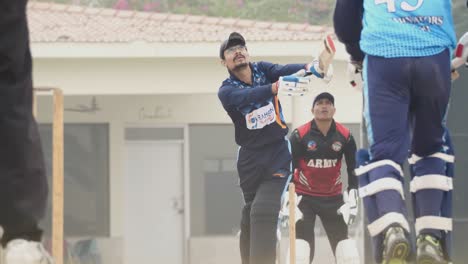 Bateador-De-Críquet-Golpeando-La-Pelota-En-Un-Juego-En-Karachi