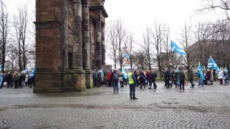 Eine-Seitenansicht-Schottischer-Aktivisten,-Die-Unter-Dem-Mclennan-Arch-In-Glasgow-Green-Marschieren