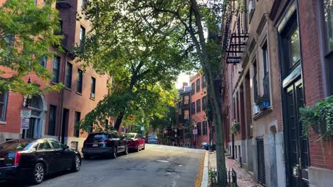 Streets-with-cars-in-Beacon-Hill,-Boston,-sunny-fall-day-in-USA---Handheld-view