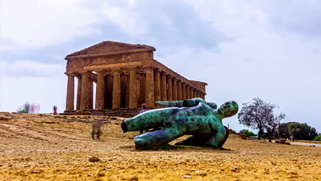 Zeitrafferaufnahme-Einer-Alten-Statue-Vor-Dem-Tal-Der-Tempel,-Ist-Eine-Archäologische-Stätte-In-Agrigento