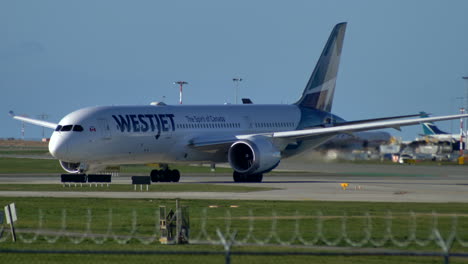 Eine-Westjet-Boeing-787,-Die-Vor-Dem-Start-In-Vancouver-Auf-Der-Landebahn-Hält