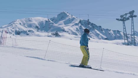 Hábil-Esquiador-De-Nieve-Maniobrar-En-Pendiente,-Estación-De-Esquí-De-Invierno